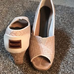 Toms classic wedge pump